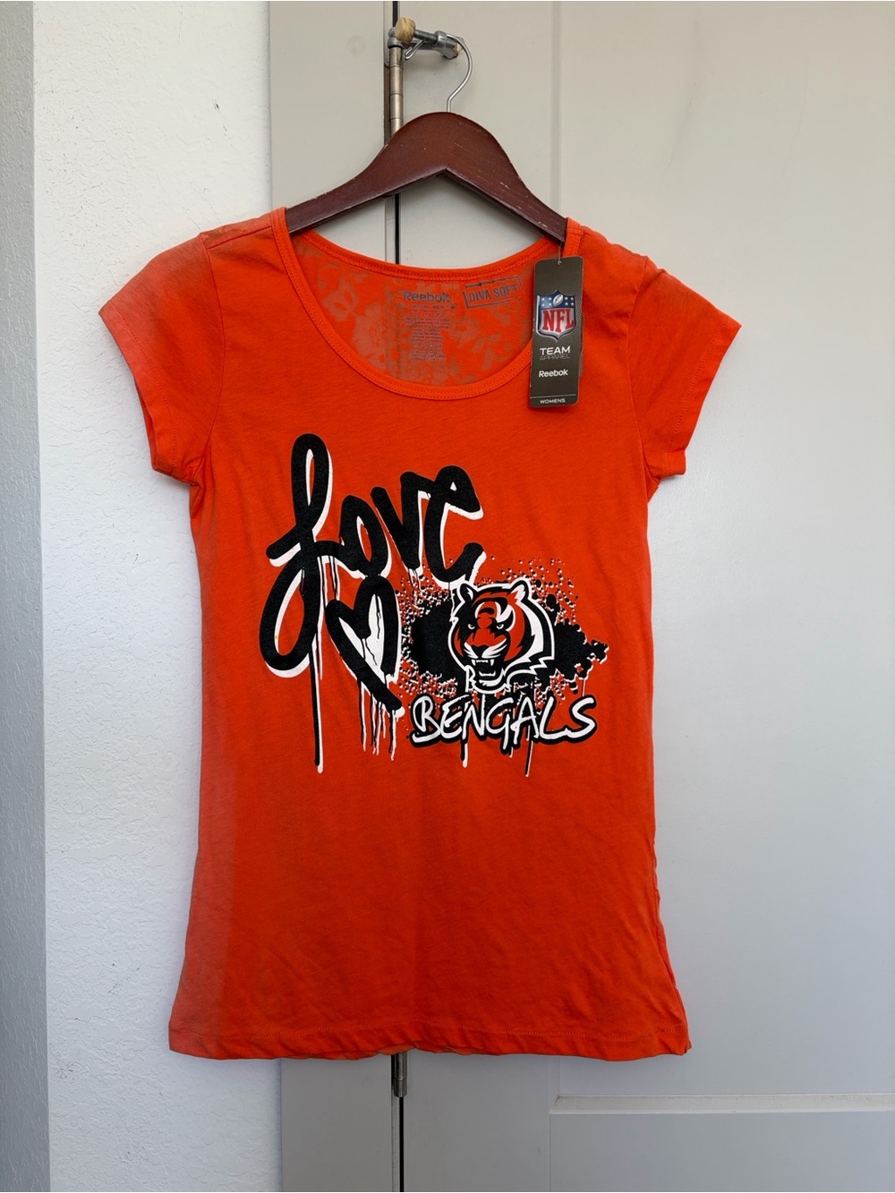 NWT REEBOK NFL DENVER BRONCOS LOVE BRONCOS T-SHIRT ORANGE WOMEN’S MEDIUM